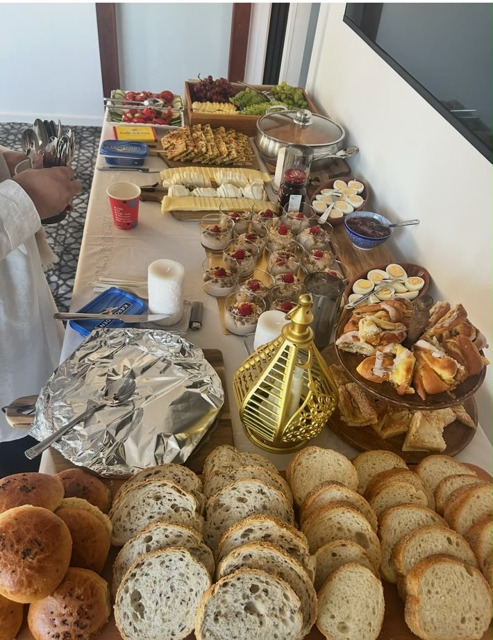 Morgenbord med brød, frugt og desserter